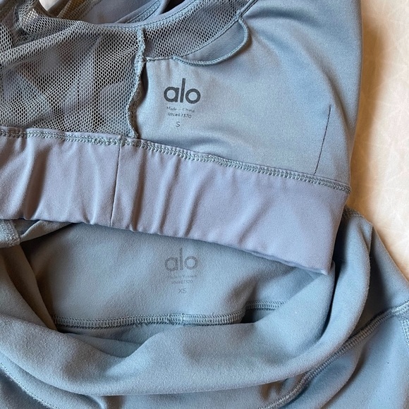 Alo Yoga Moto leggings & matching scope bra in blue haze - Picture 6 of 8